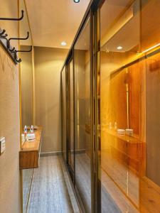 ห้องน้ำของ Master room with private bathroom share entrance