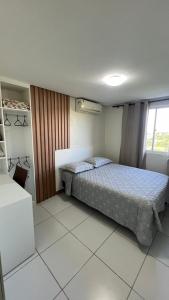 Cobertura,conforto e localização في خوازيرو دو نورتي: غرفة نوم بسرير ونافذة