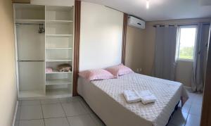 Cobertura,conforto e localização في خوازيرو دو نورتي: غرفة نوم عليها سرير وفوط