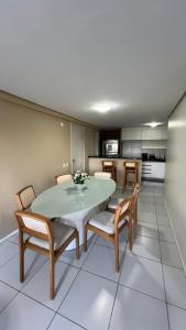 Cobertura,conforto e localização في خوازيرو دو نورتي: مطبخ وغرفة طعام مع طاولة وكراسي