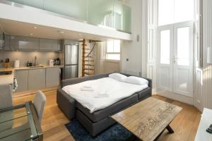 1 dormitorio con 1 cama grande y cocina en Kensington Arte Casa, en Londres