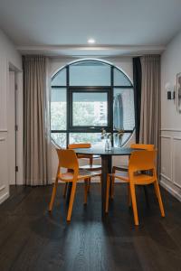 comedor con mesa, sillas y ventana en Perfect Central Located 2-Bed with Secure Parking, en Canberra