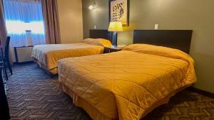 Postel nebo postele na pokoji v ubytování Lacombe Motor Inn