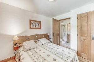 سرير أو أسرّة في غرفة في Résidence Les Alpages - 3 Pièces pour 8 Personnes 581