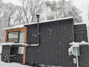 una casa está cubierta de nieve con un techo cubierto de nieve en The Dome house near Hunter and Hudson, en Catskill