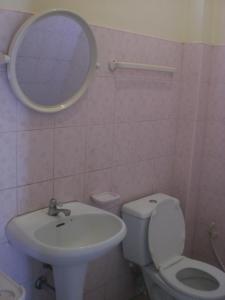 ランタ島にあるLanta Orange Houseの洗面台、トイレ、鏡のあるバスルーム +9枚の写真