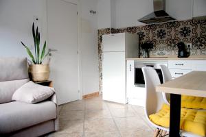 un soggiorno con tavolo e cucina di La casita de Fide a Molinaseca