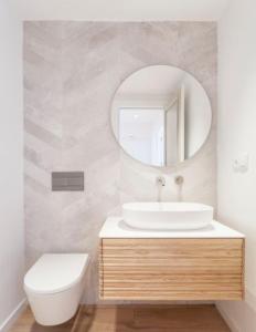 a bathroom with a sink and a mirror at La casa Montaraz in Alicante