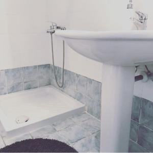 W łazience znajduje się biała umywalka i prysznic. w obiekcie Mola Kalyva SeaView Mesidrili w mieście Mola Kalyva +12 zdjęć
