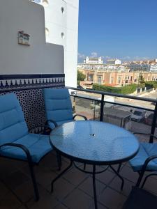 una mesa y sillas en un balcón con vistas en Nuevo Portil, en El Portil