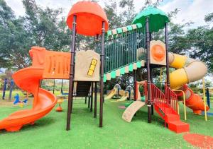 un parque infantil con muchos tipos diferentes de equipos de juego en Spacious and Peaceful 2BD with a Garden & Parking en Gan H̱ayyim