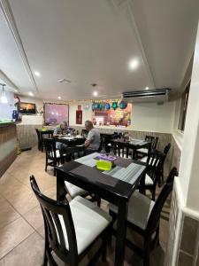 jadalnia ze stołami i krzesłami w restauracji w obiekcie HOTEL MUEVETE POR VARGAS w mieście Catia La Mar