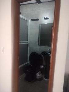 een kleine badkamer met een toilet en een douche bij Hotel la cava del chef in Paipa