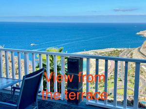 una vista dalla terrazza di una casa con vista sull'oceano di Perla de Amadores ad Amadores