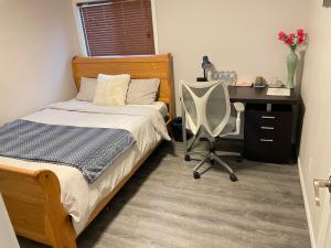 Schlafzimmer mit einem Bett, einem Schreibtisch und einem Stuhl in der Unterkunft Cozy room D in Kitchener