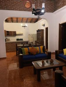 a living room with a couch and a table at casa mangos in Temixco