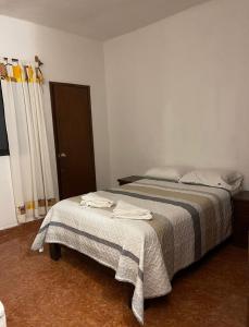 um quarto com 2 camas e toalhas em casa mangos em Temixco