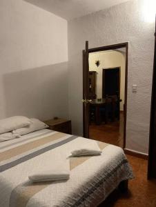 um quarto com uma cama, um espelho e uma mesa em casa mangos em Temixco