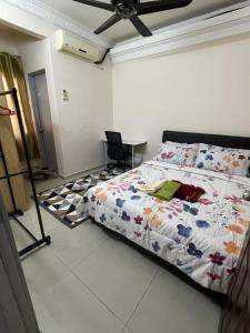 En eller flere senge i et værelse på Indah Putri Homestay