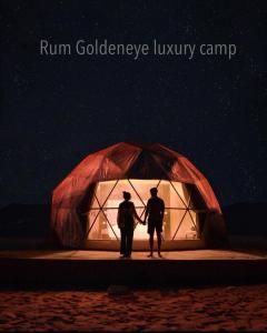 twee mensen hand in hand voor een tent bij Rum Goldeneye luxury camp in Wadi Rum
