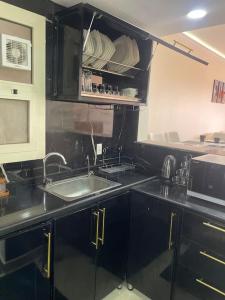 Kuchyň nebo kuchyňský kout v ubytování Unique duplex hotel apartment pool view