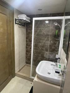 Koupelna v ubytování Unique duplex hotel apartment pool view