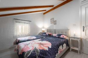 1 dormitorio con 1 cama con colcha de flores en Apartments in Porec - Istrien 49823, en Poreč
