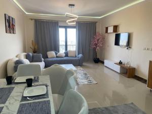 TV a/nebo společenská místnost v ubytování Unique duplex hotel apartment pool view