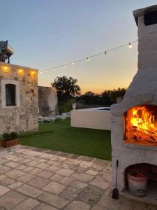 einen Steinkamin im Hof mit Terrasse in der Unterkunft Holiday home in Noci - Apulien 49939 in Noci