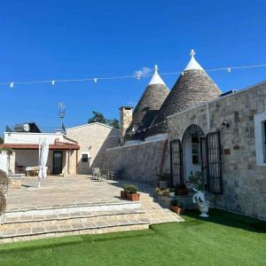 ein Haus mit einem Dach mit einer Terrasse in der Unterkunft Holiday home in Noci - Apulien 49939 in Noci