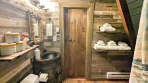 een badkamer met een toilet en een plank met handdoeken bij Shorebirds Villas in Ocean Shores