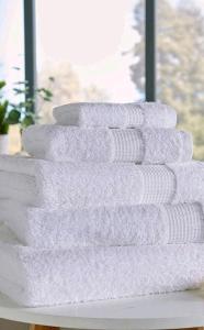 a stack of white towels sitting on a table at Casa Hotel LA JARANA in Zahara de la Sierra