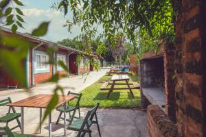 a group of picnic tables and chairs in a yard at Los Patitos Bungalows in Gualeguaychú
