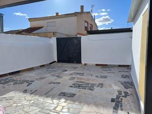 un garaje con una puerta negra y un edificio en Casa Rural la Ruta del Vino Zarcilla de Ramos, en Lorca