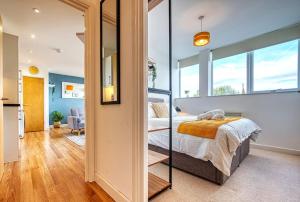 1 dormitorio con cama y ventana grande en Wella House Monthly Stays with Parking, en Basingstoke