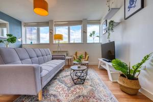 sala de estar con sofá y TV en Wella House Monthly Stays with Parking, en Basingstoke
