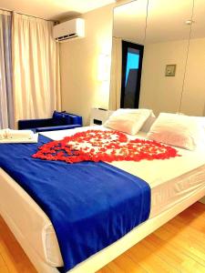 een slaapkamer met een groot bed met rode bloemen erop bij ORBI CITY batumi in Batoemi