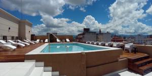 Bazén v ubytování Hotel Alvarado Suites nebo v jeho okolí
