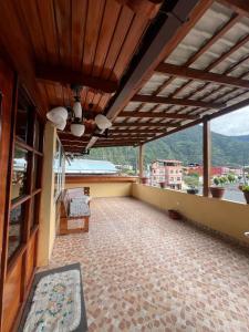 un balcón vacío con vistas a la montaña en La Casa de Pia, en Baños