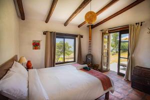 1 dormitorio con cama y ventana grande en Santa Cruz Lodge - Asociado Casa Andina, en Huata