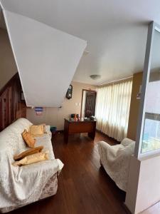 La Casa de Pia في بانوس: غرفة معيشة مع سرير وطاولة
