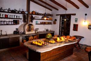 Eine Küche mit einem Haufen Obst auf der Theke in der Unterkunft Santa Cruz Lodge - Asociado Casa Andina in Huata