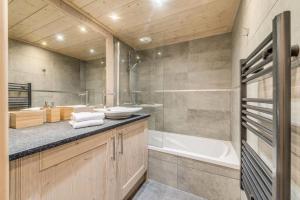 uma casa de banho com um lavatório e uma banheira em Résidence Les Balcons EtoilÉs - 3 Pièces pour 6 Personnes 301 em Champagny-en-Vanoise