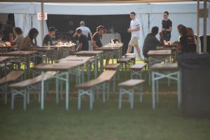 施皮尔贝格Ring Rast Camping的一群人坐在帐篷里的桌子上