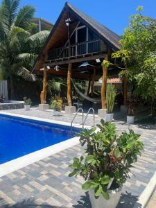 ein Resort mit Pool und Haus in der Unterkunft Sharick Beach House in Carretal