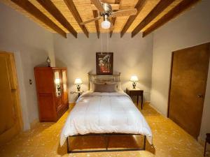 Postel nebo postele na pokoji v ubytování Suite Colonial en Parras de la Fuente + 15 fotografií