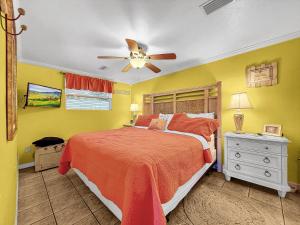 a bedroom with a bed and a ceiling fan at Paradise Cove at Island Getaway in Bradenton Beach