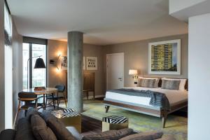 1 dormitorio con 1 cama y sala de estar en Bankside Hotel, Autograph Collection, en Londres