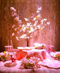 ホテルハンズ في Ginan: لوحة لطاولة عليها زهور وكراسي