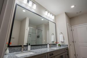 Koupelna v ubytování Luxurious Brand New 3BR 2B Apt in Heart of Athens